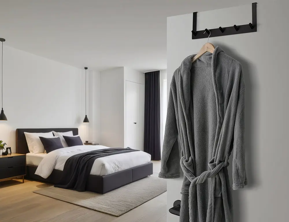 beslagsboden_sovrum-med-hotellkaensla-och-morgonrock